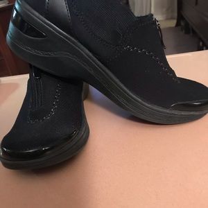 Ladies size 9 B Zees casual shoes